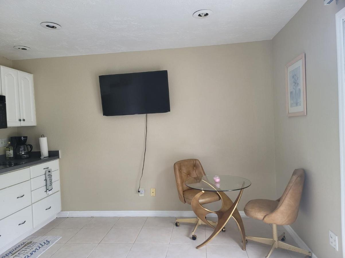 Entire Guesthouse 5 Mins To Siesta Key & Downtown Sarasota Exterior photo